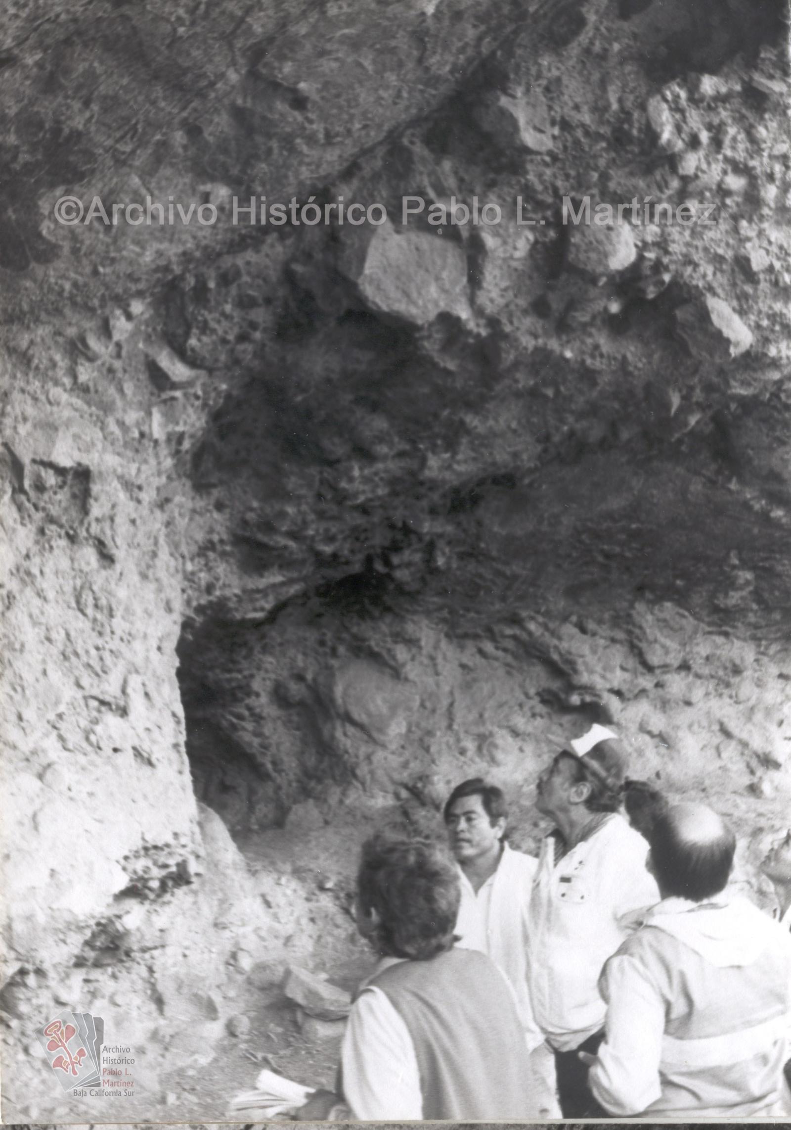 Alberto Andrés Alvarado Arámburo y acompañantes observan pinturas rupestres en cueva de San Francisco de la Sierra, Baja California Sur.