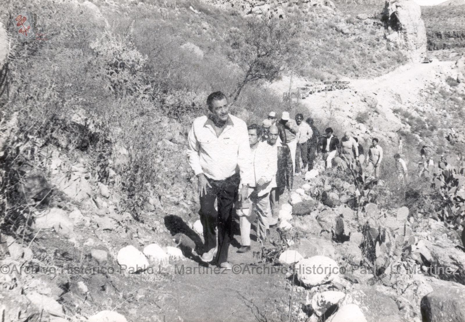 Alberto Andrés Alvarado Arámburo y acompañantes suben por un sendero que lleva a las pinturas rupestres en San Francisco de la Sierra, Baja California Sur.