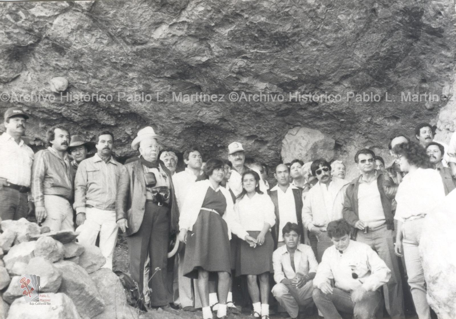Alberto Andrés Alvarado Arámburo y acompañantes visitan sitio de pinturas rupestres en San Francisco de la Sierra, Baja California Sur. Retrato de grupo.