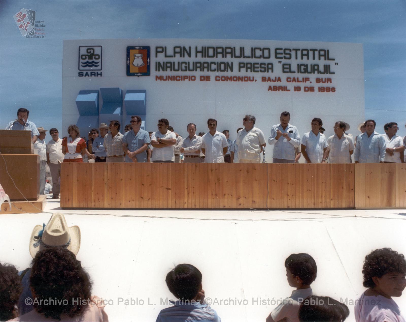 Alberto Andrés Alvarado Arámburo y funcionarios públicos en inauguración de la presa "El Iguajil", municipio de Comondú, Baja California Sur.