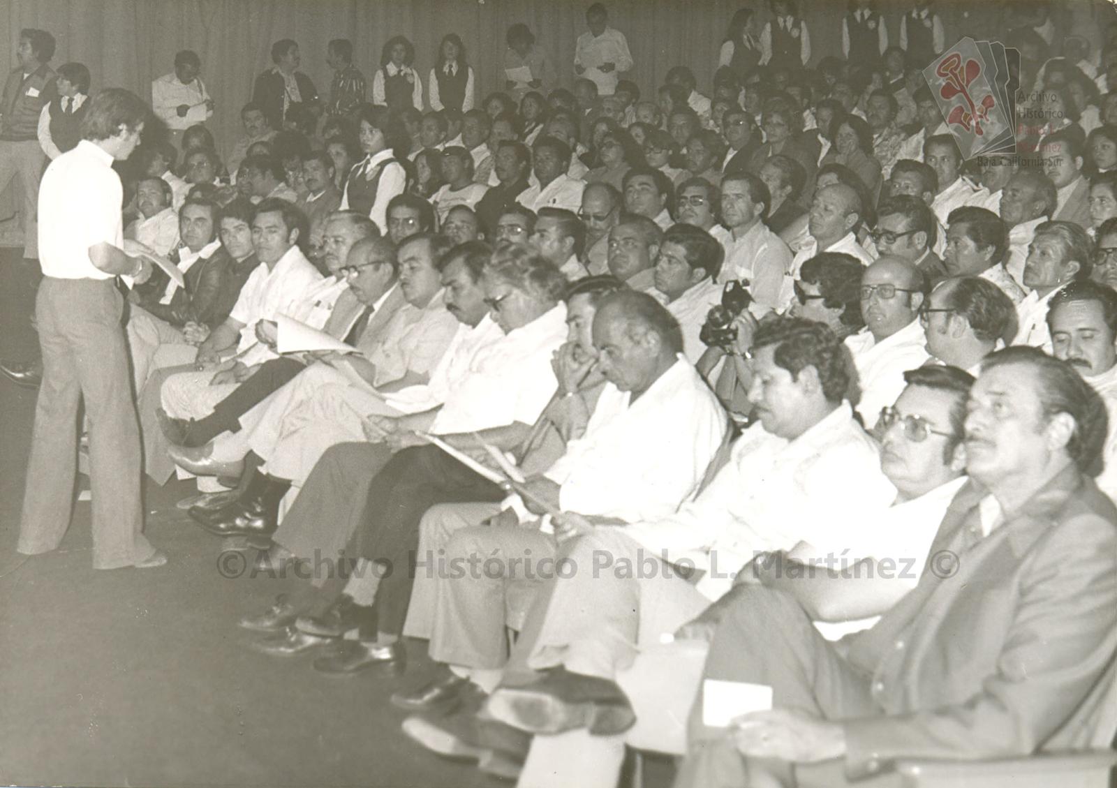 Alberto Andrés Alvarado Arámburo y Víctor Manuel Liceaga en primera fila en auditorio.