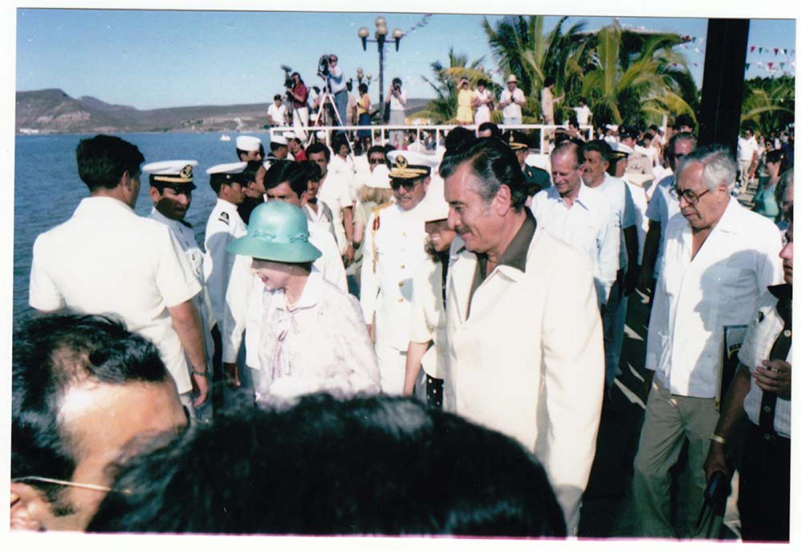 Alberto Andrés Alvarado, Isabel II y comitiva, en malecón de La Paz.