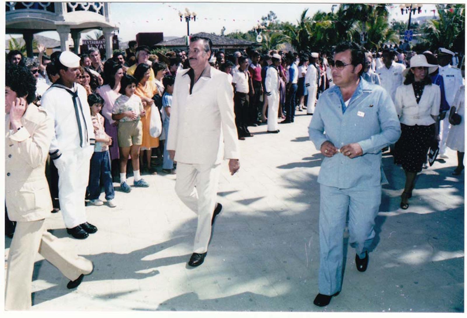Alberto Andrés Alvarado y comitiva, en malecón de La Paz.