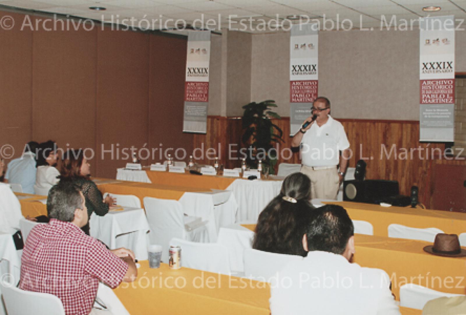 Alberto García López dicta ponencia a público asistente.
