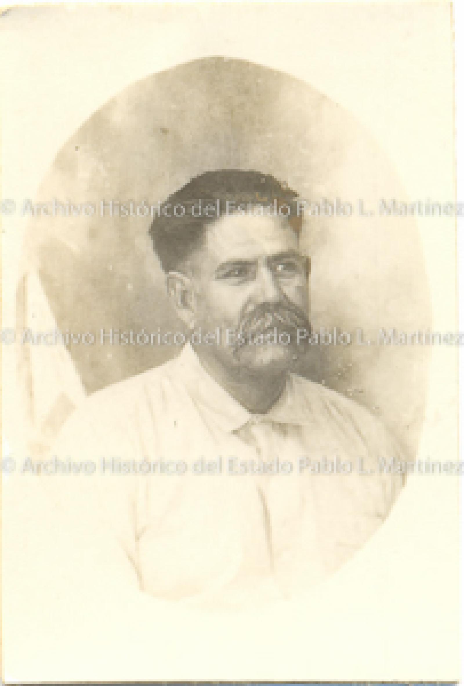 Alberto Leyva de perfil.