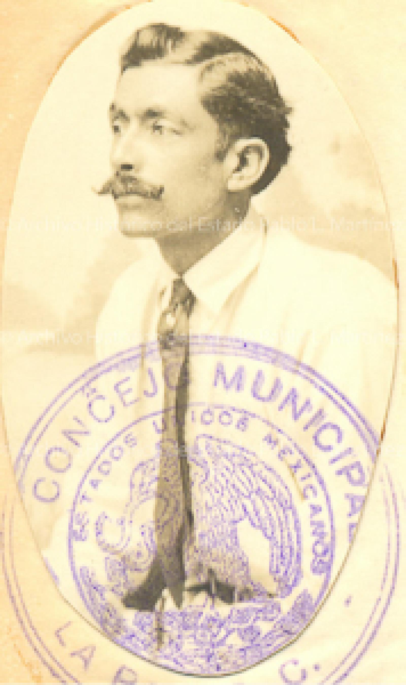 Alberto Orozco de perfil.