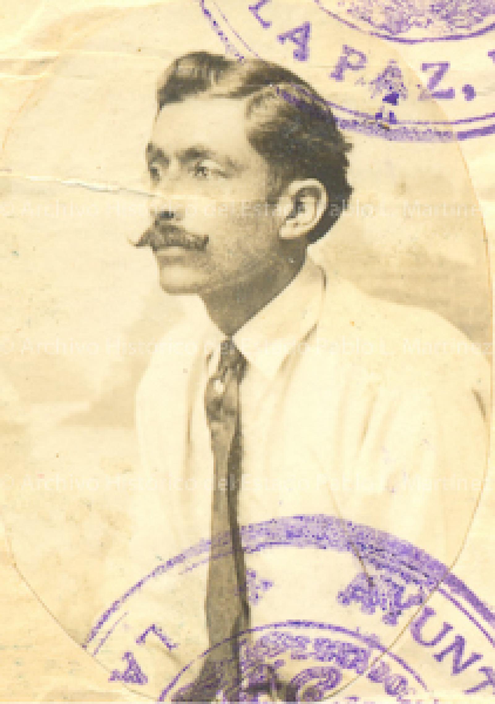 Alberto Orozco de perfil.