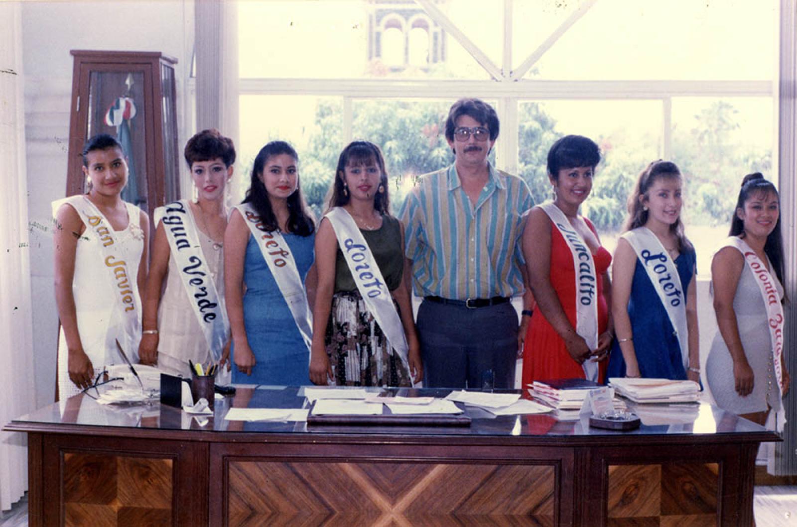 “Alcalde de Loreto” y candidatas a reina de belleza.