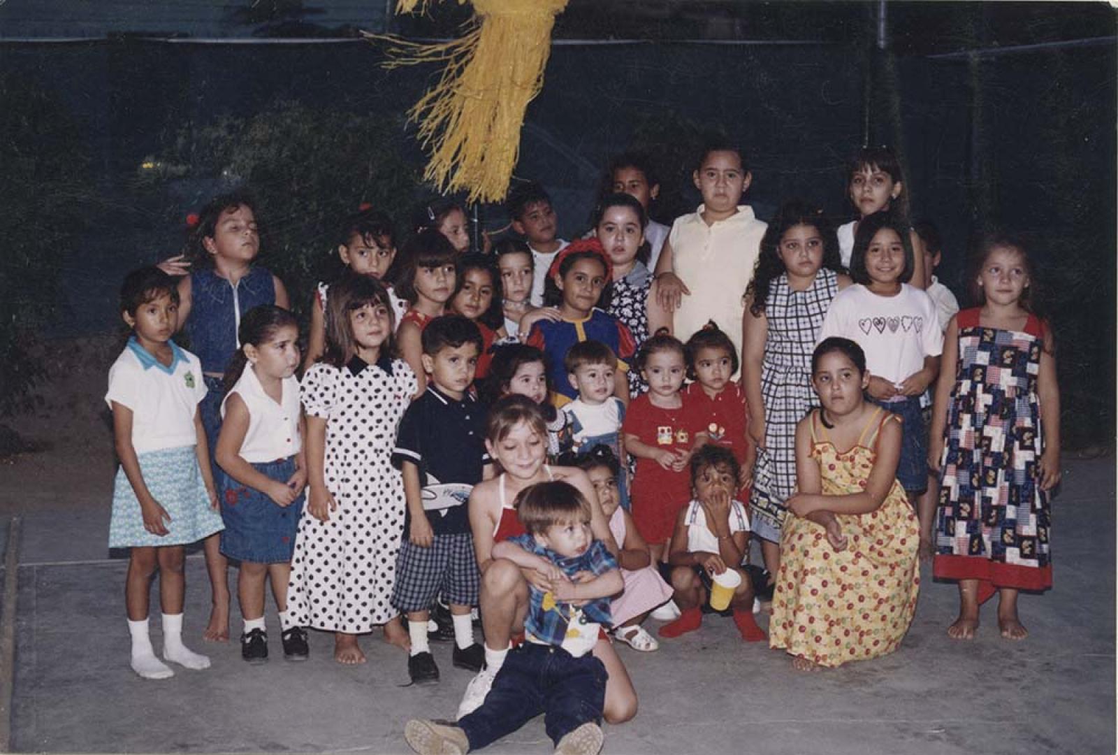 Alejandra Unzon Ceseña con amigos.
