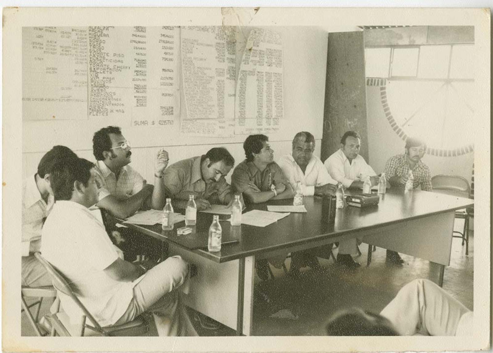 Alfonso González y hombres en reunión.