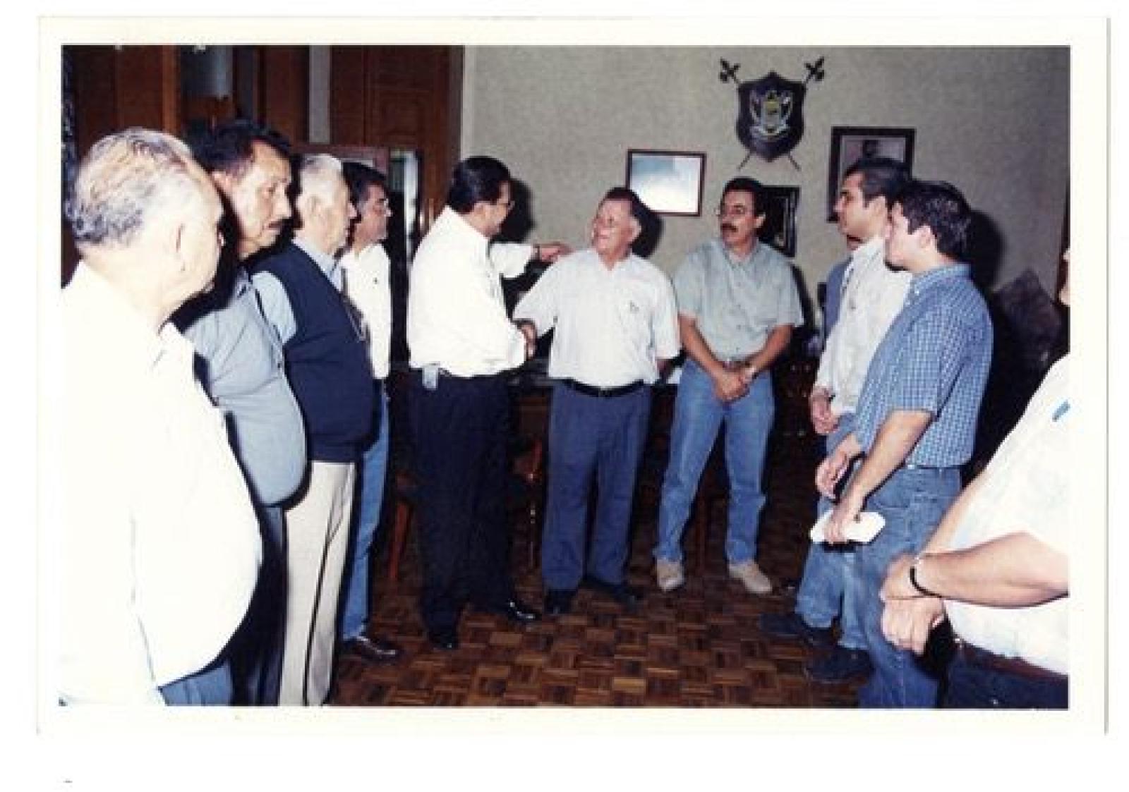 Alfredo Domínguez Porras y acompañantes en oficina.