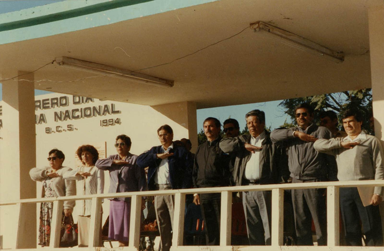 Alfredo Martínez Córdoba y acompañantes en acto oficial del día de la bandera mexicana.
