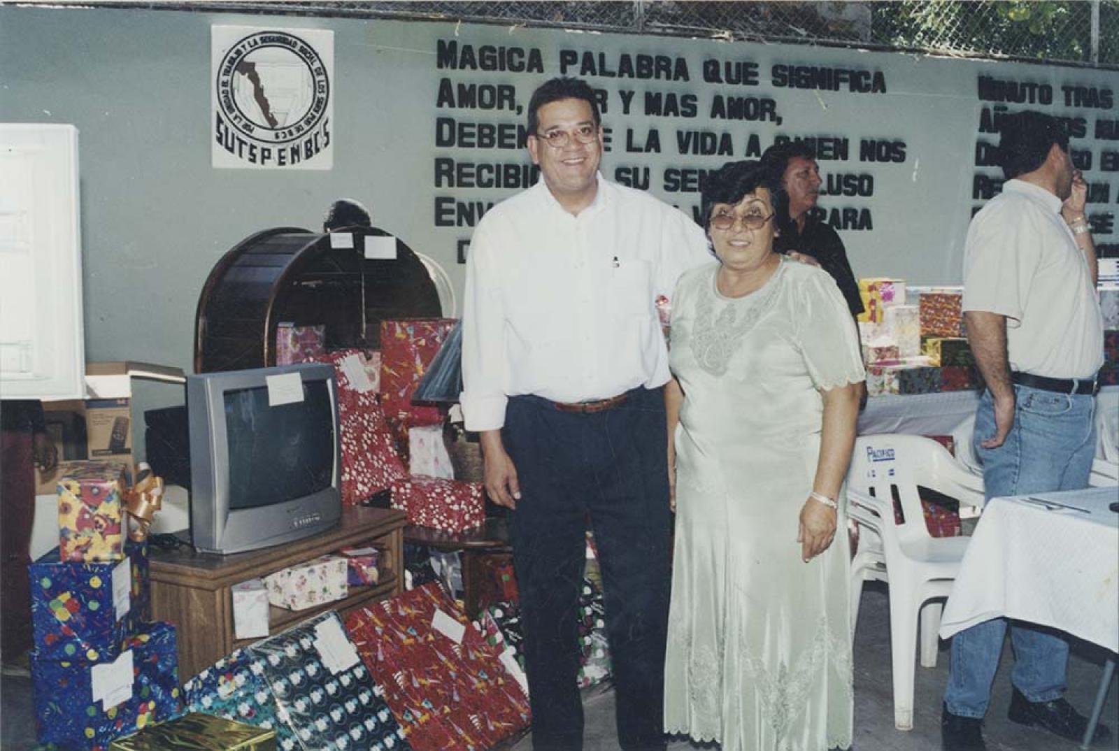 Alfredo Porras acompañado de dama en festival.