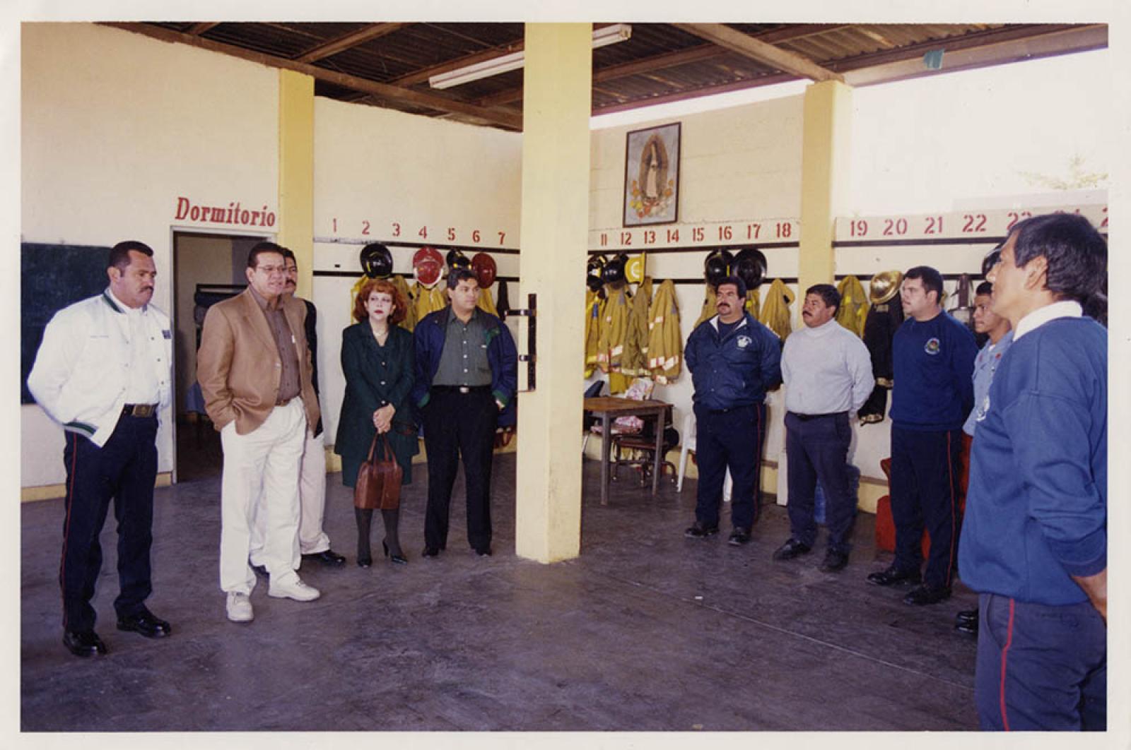Alfredo Porras Domínguez y acompañantes en la estación de bomberos.