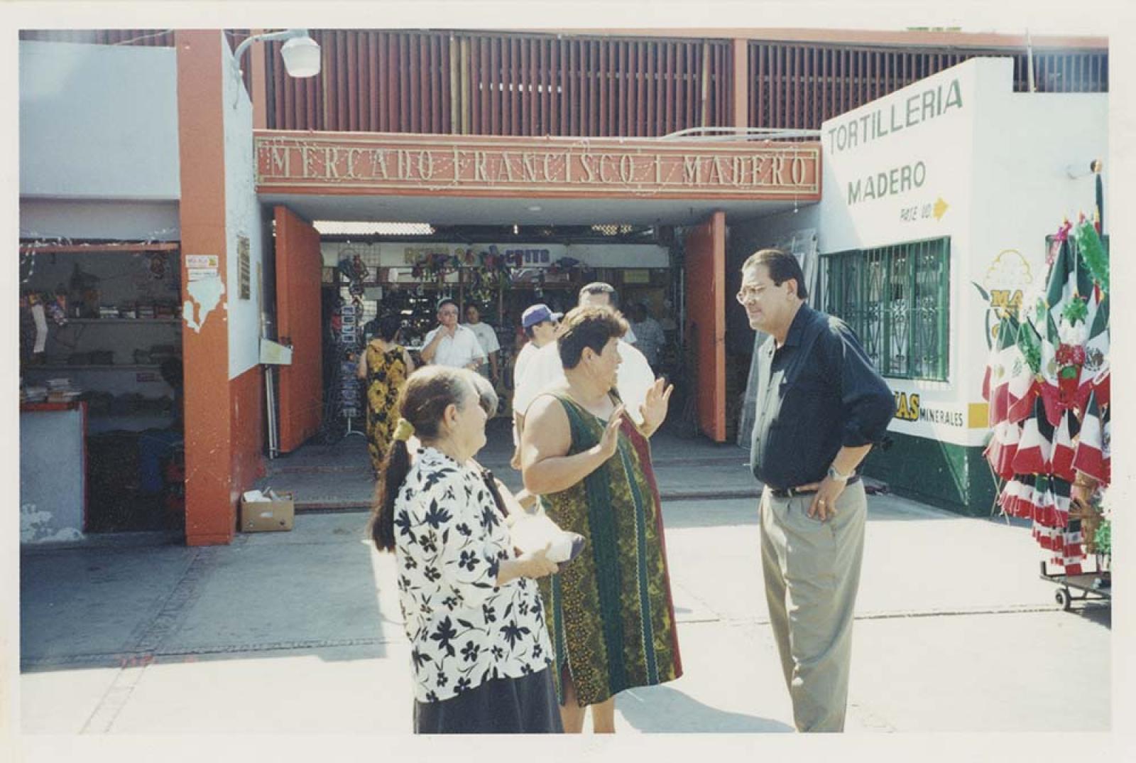 Alfredo Porras platica con mujeres.