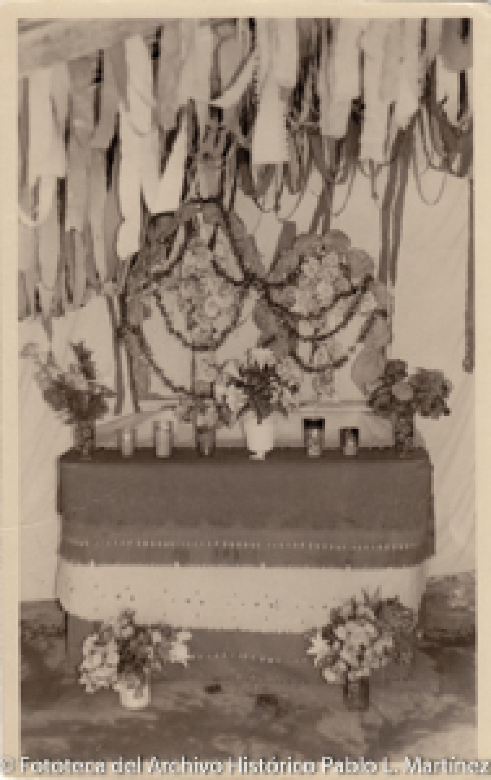 Altar con velas y arreglos florales.