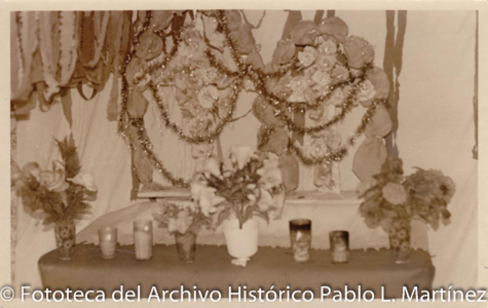 Altar con velas y flores.