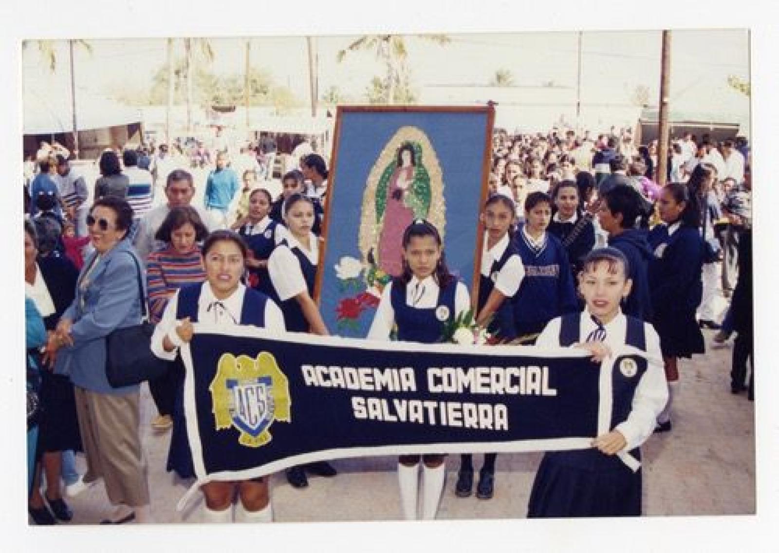 Alumnas de la Academia Comercial Salvatierra con estandarte e imagen de la Virgen de Guadalupe.