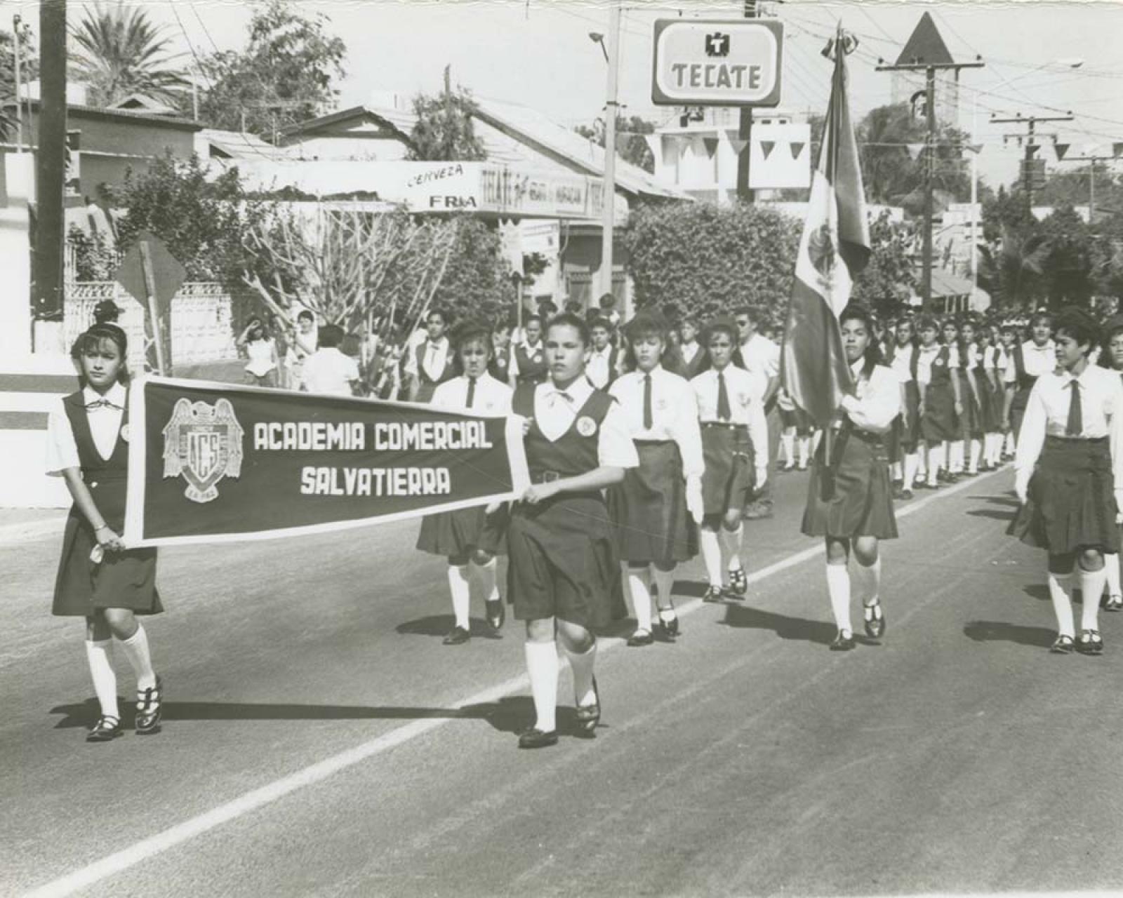 Alumnas de la Academia Comercial Salvatierra en desfile.