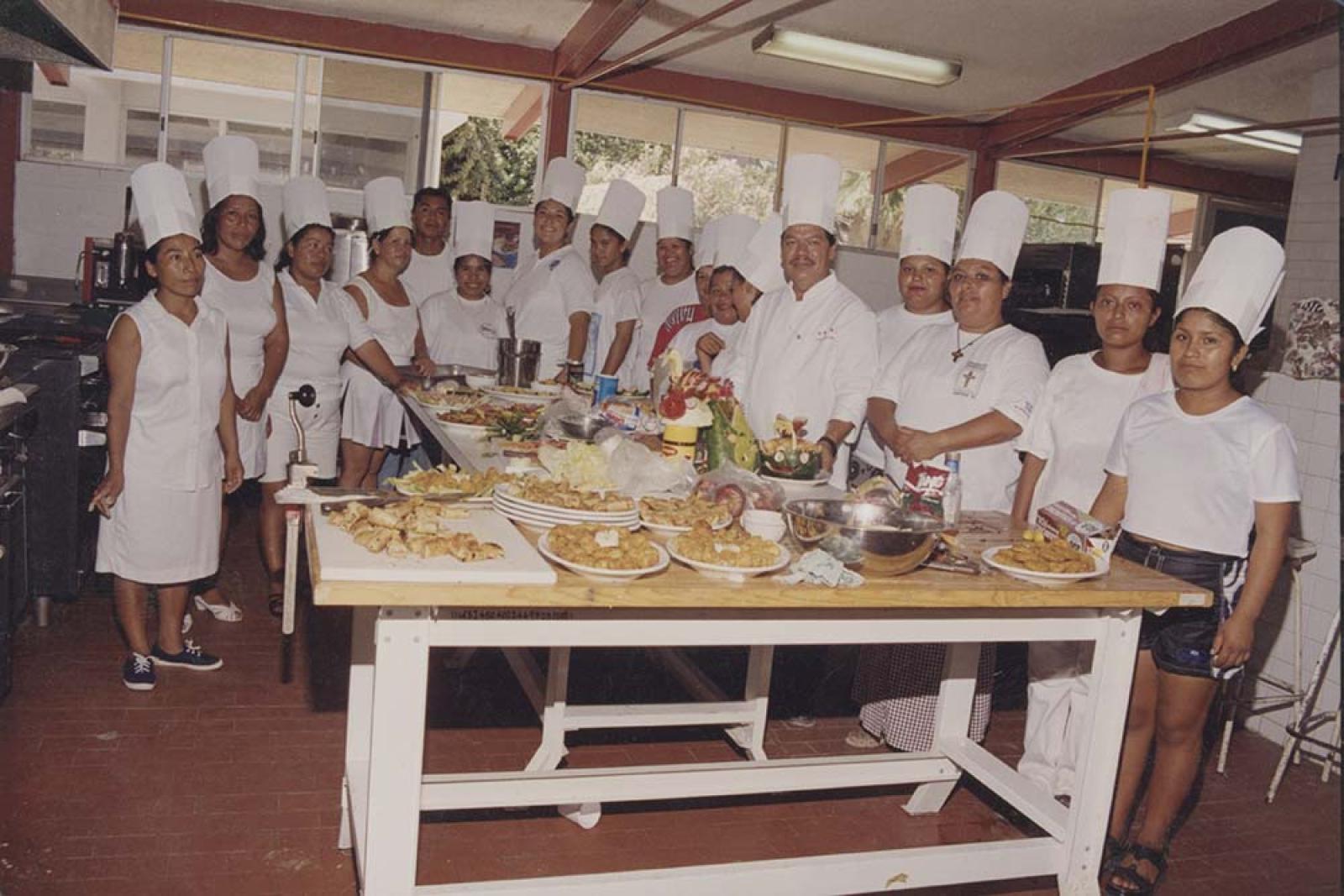 “Alumnas de pastelería de CECATUR, número 106”.