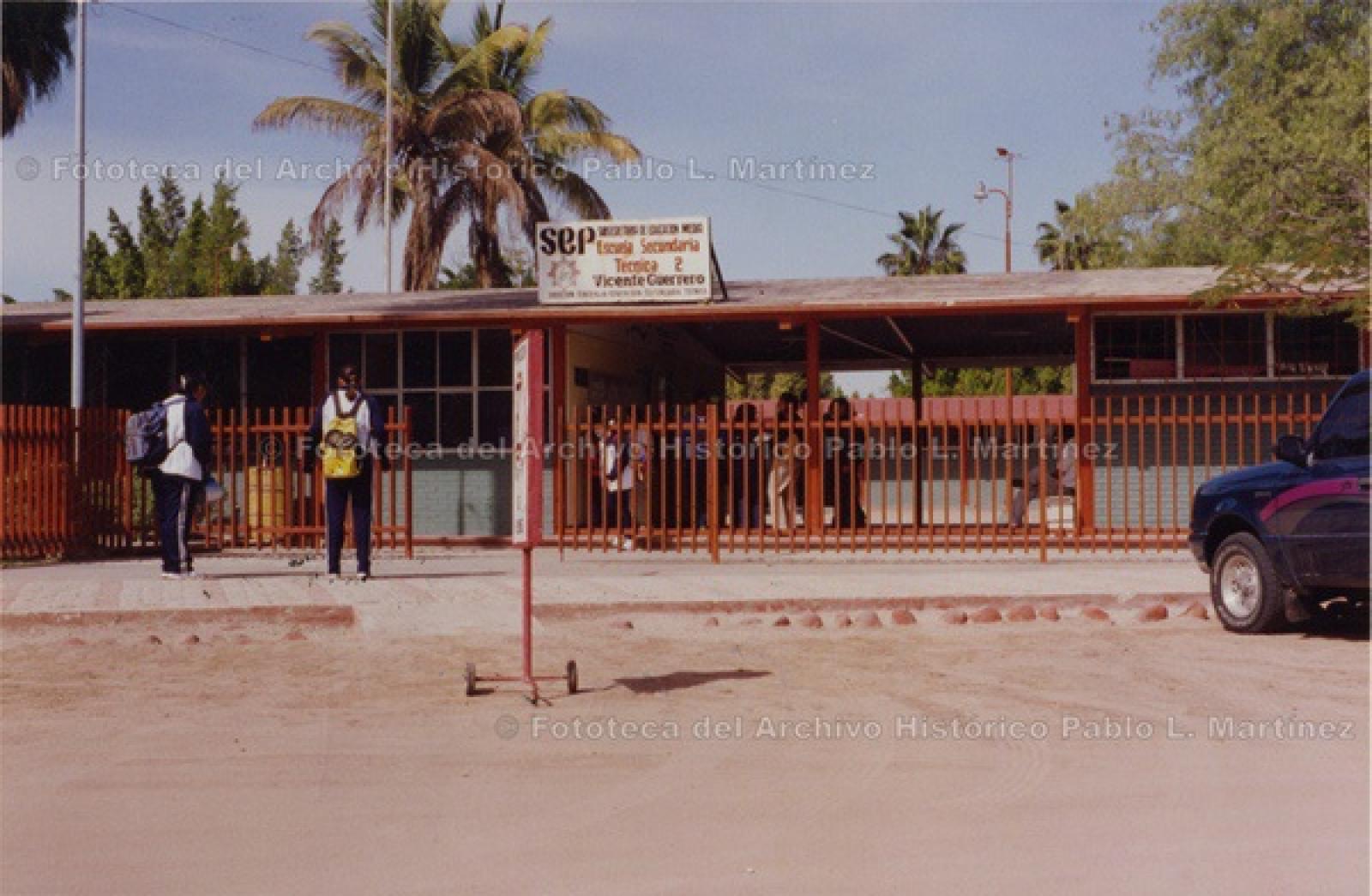 Alumnos a la entrada de la escuela secundaria técnica Vicente Guerrero.