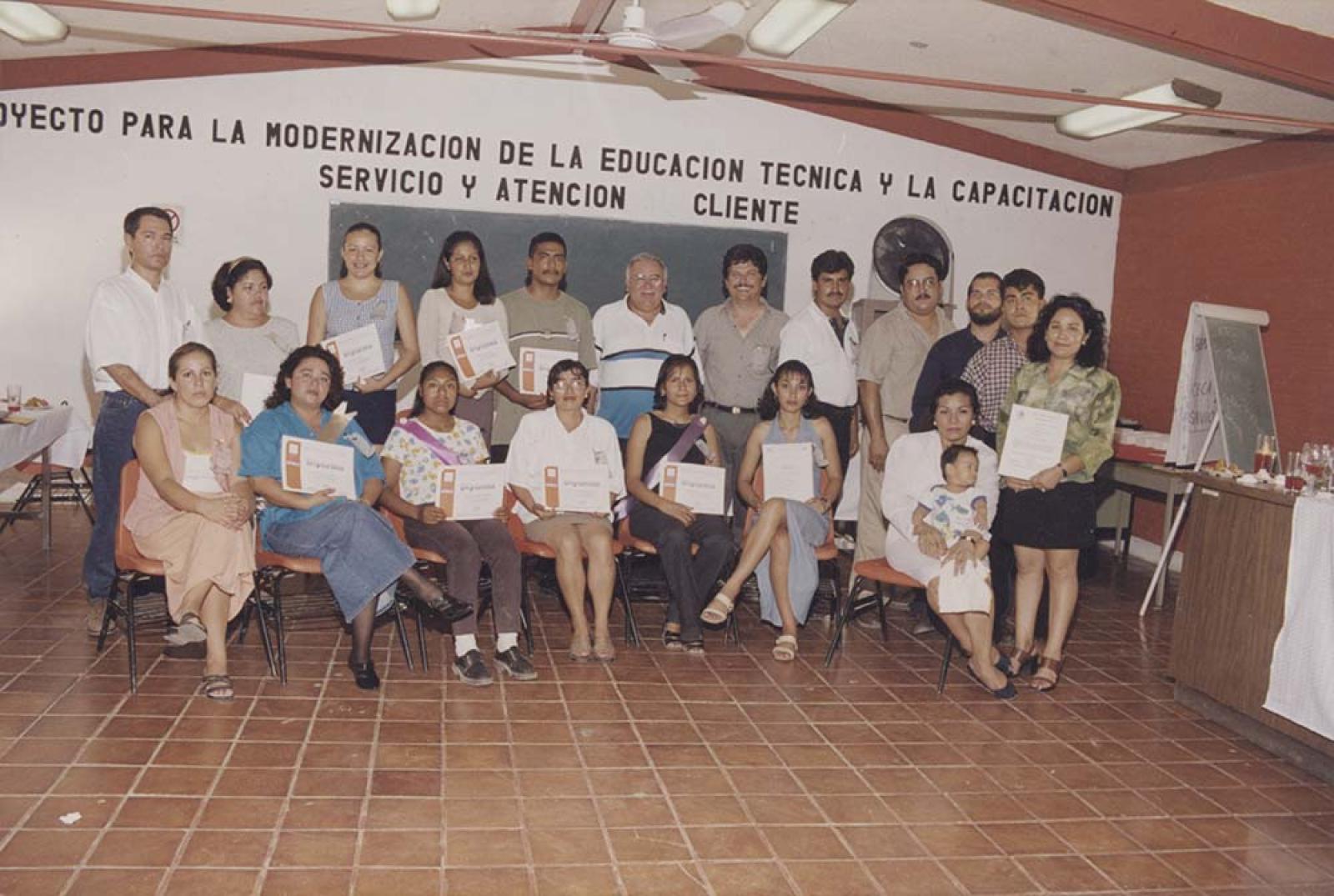 “Alumnos becados concluyen sus estudios”.