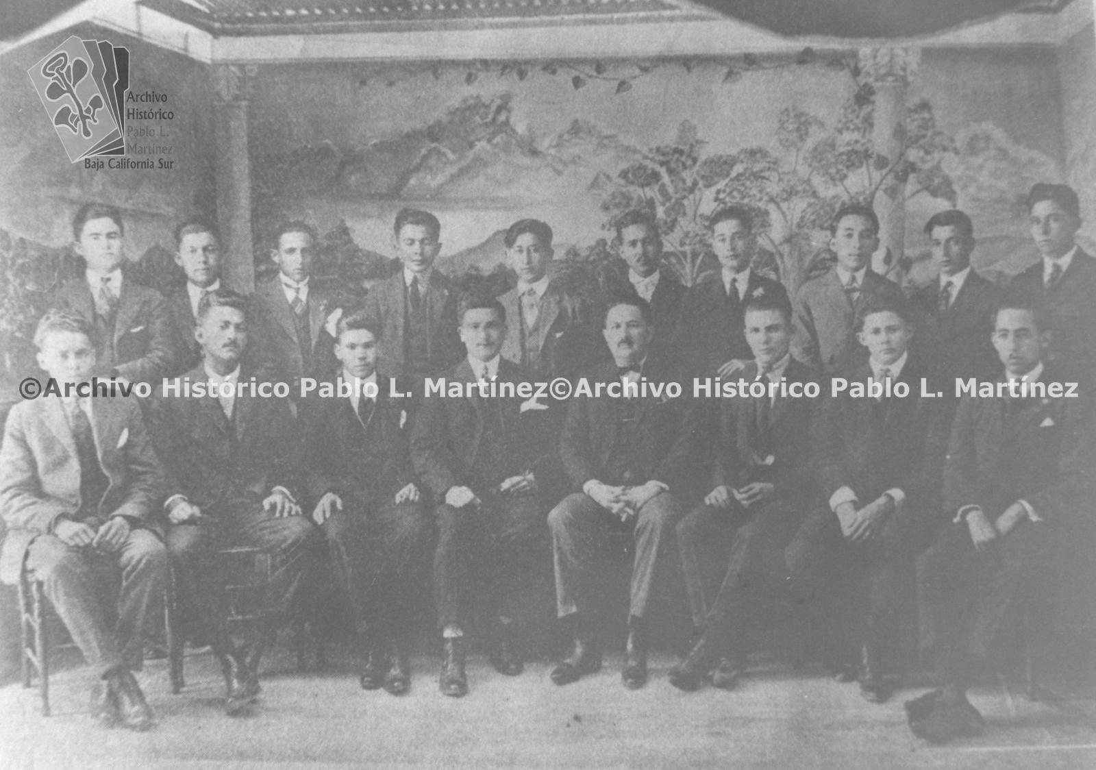 Alumnos con el gobernador Agustín Arriola Martínez, retrato de grupo.
