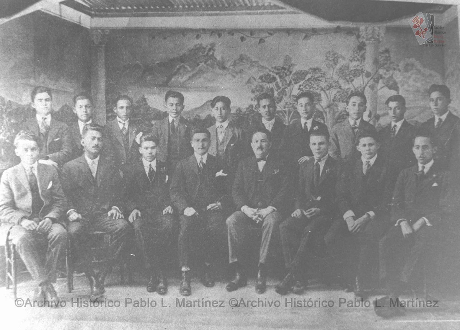 Alumnos con el gobernador Agustín Arriola Martínez.