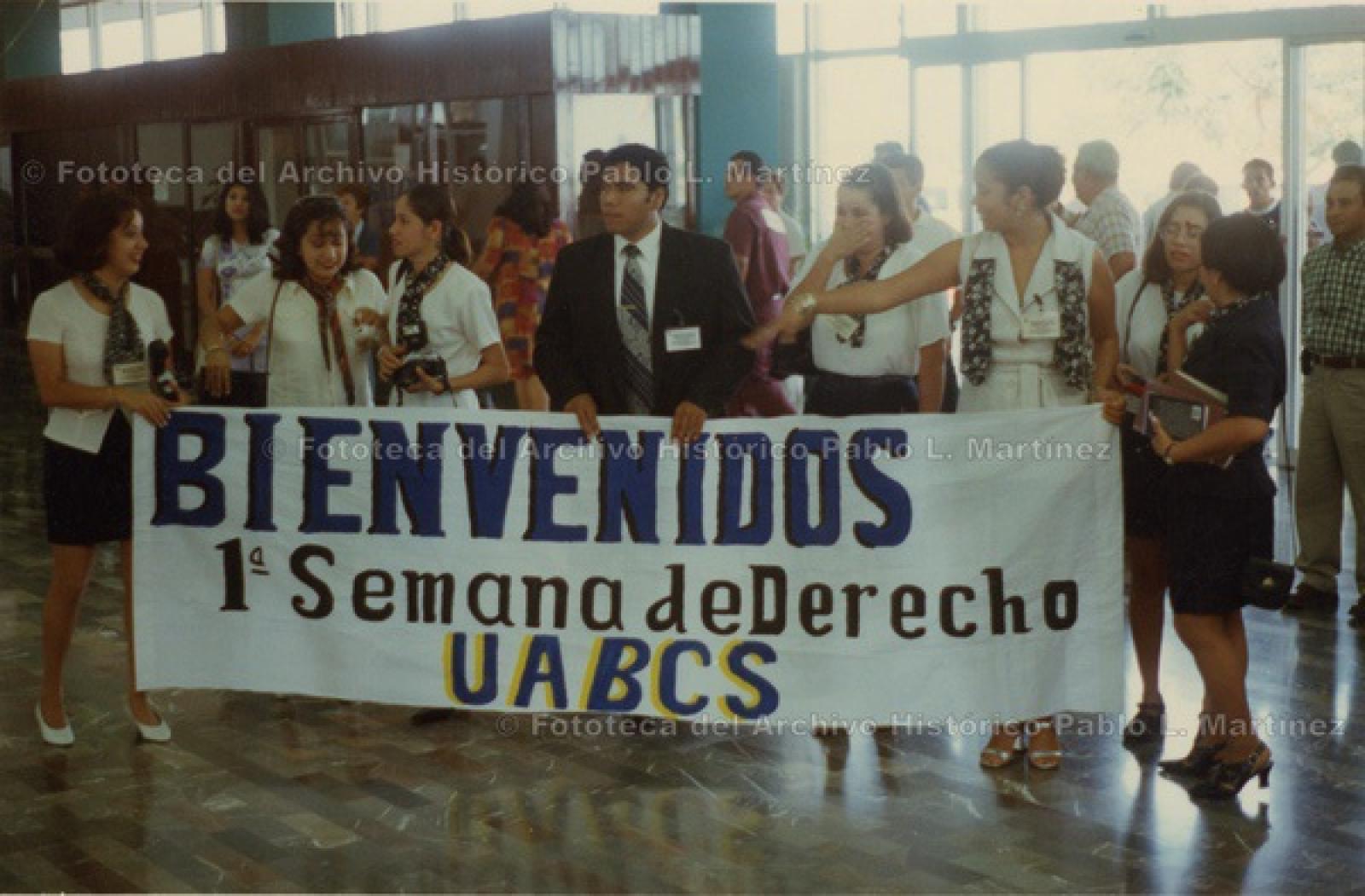 Alumnos dan la bienvenida a la Primer Semana de Derecho en la Universidad Autónoma de Baja California Sur.