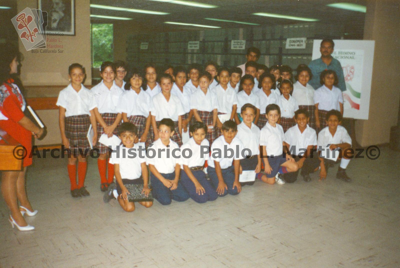 Alumnos de 4° grado de la Escuela Primaria 18 de marzo, visitando el Archivo Histórico Pablo L. Martínez.