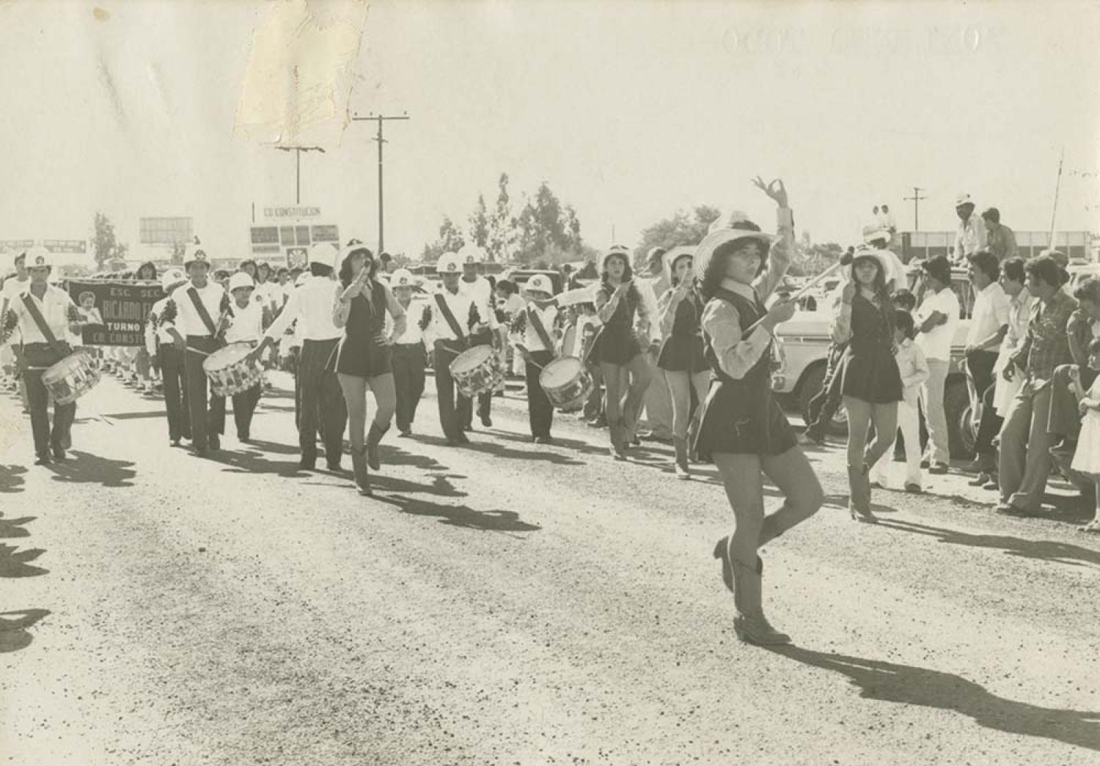 Alumnos de instituciones escolares participan en desfile en Ciudad Constitución, Baja California Sur.