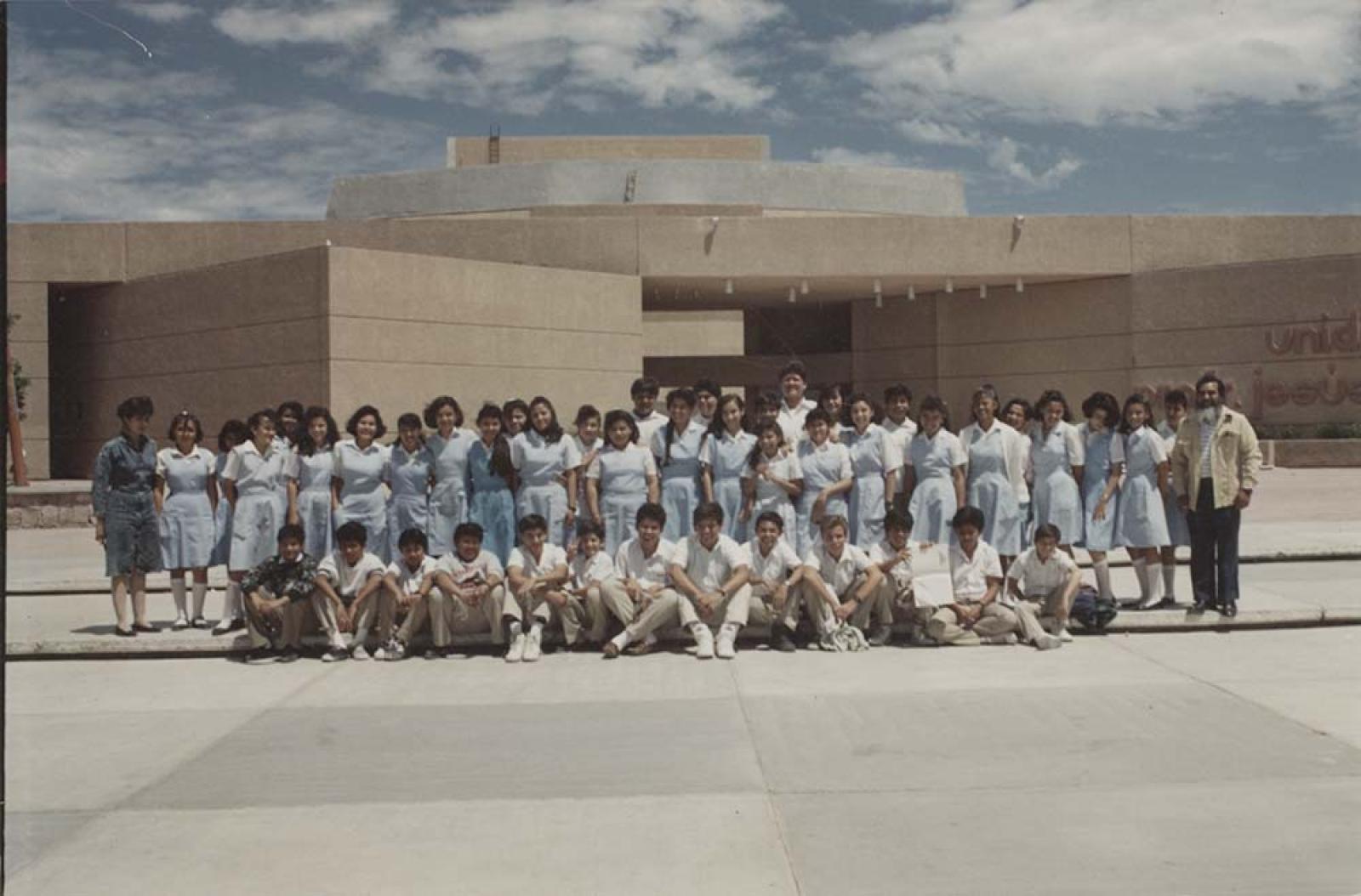 “Alumnos de la secundaria José María Morelos y Pavón, asisten al Teatro de la Ciudad”.