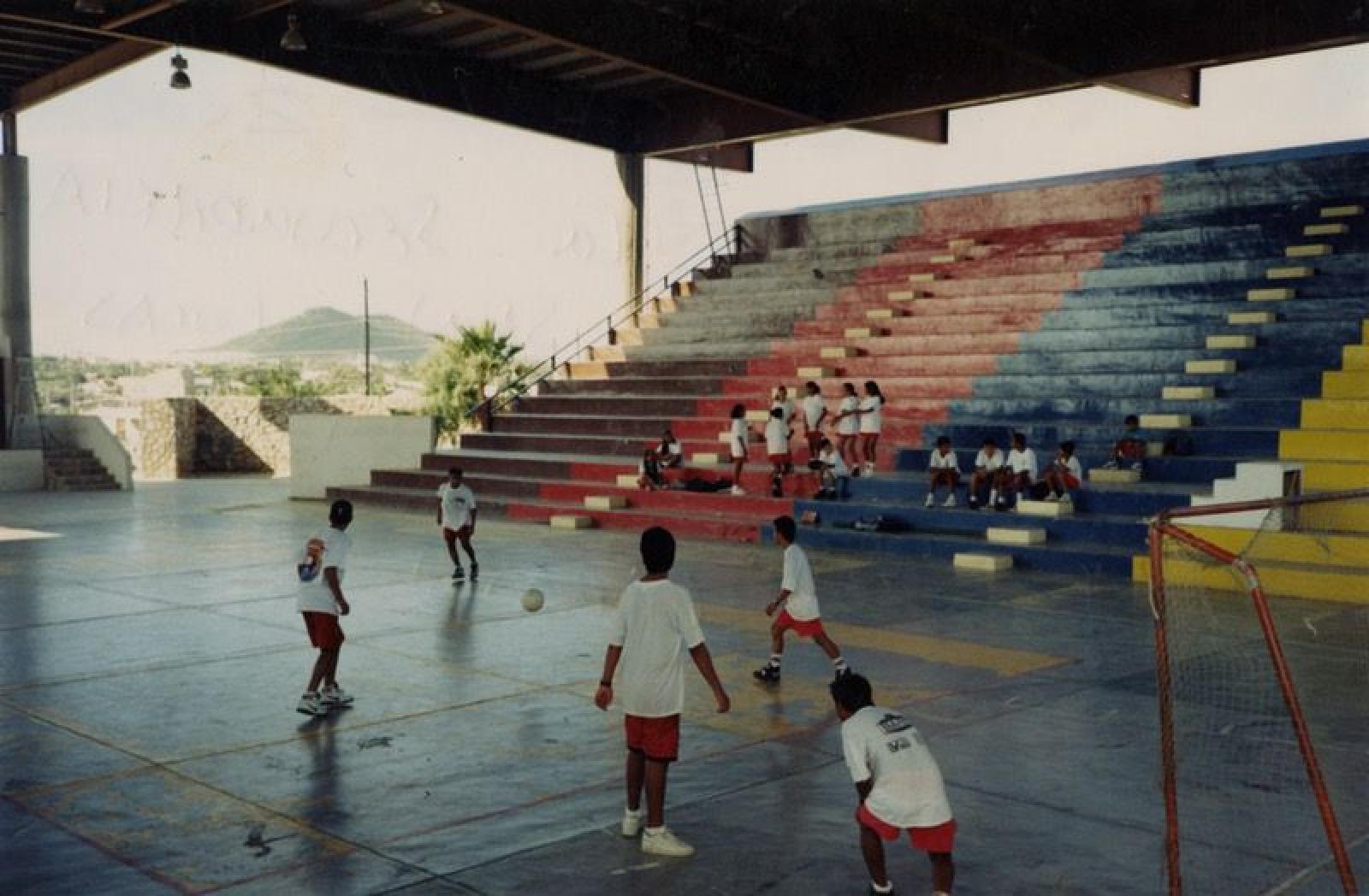 “Alumnos de la secundaria técnica de Cabo San Lucas practican el fútbol de salón”.
