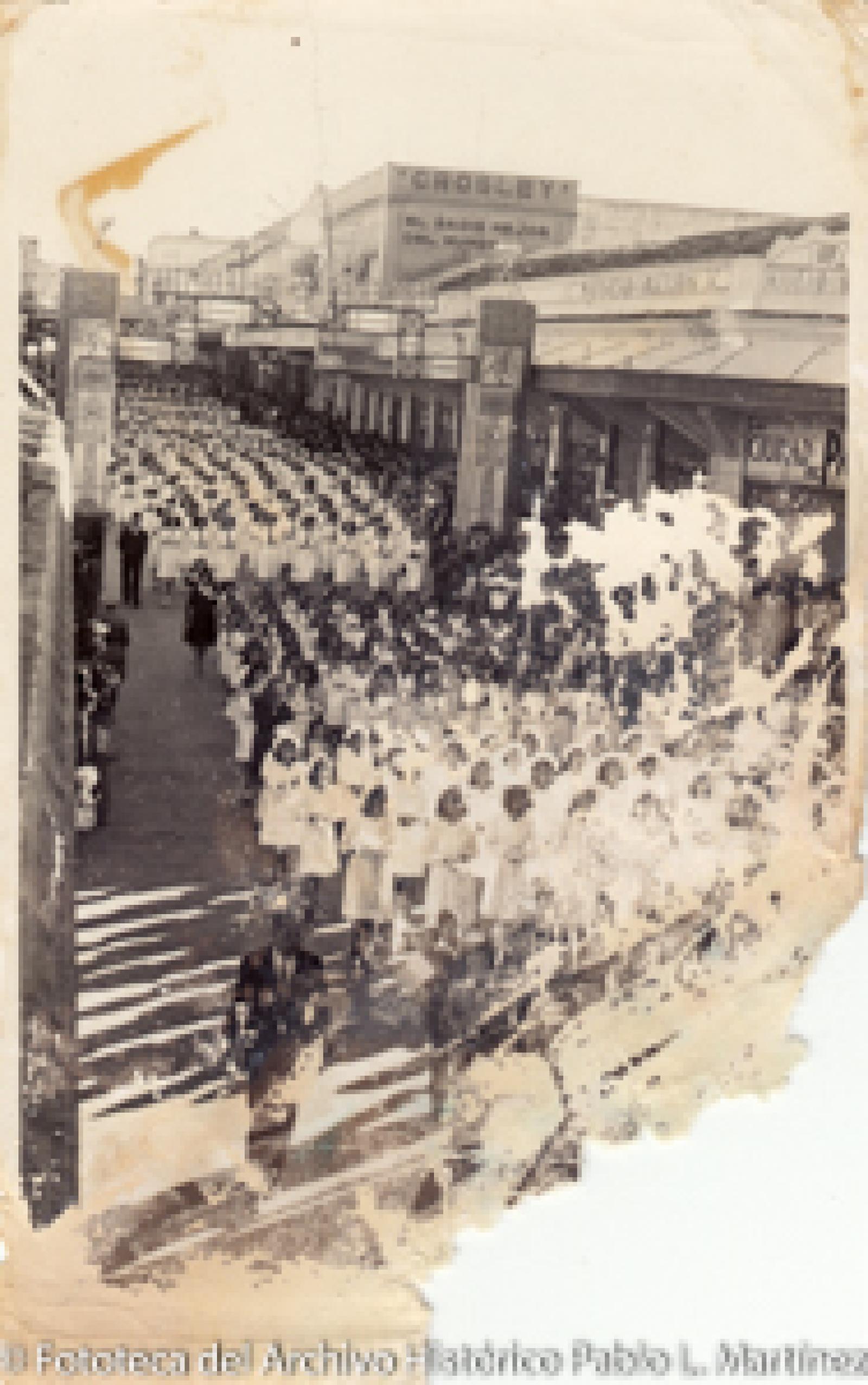 “Alumnos de los colegios católicos en procesión”.
