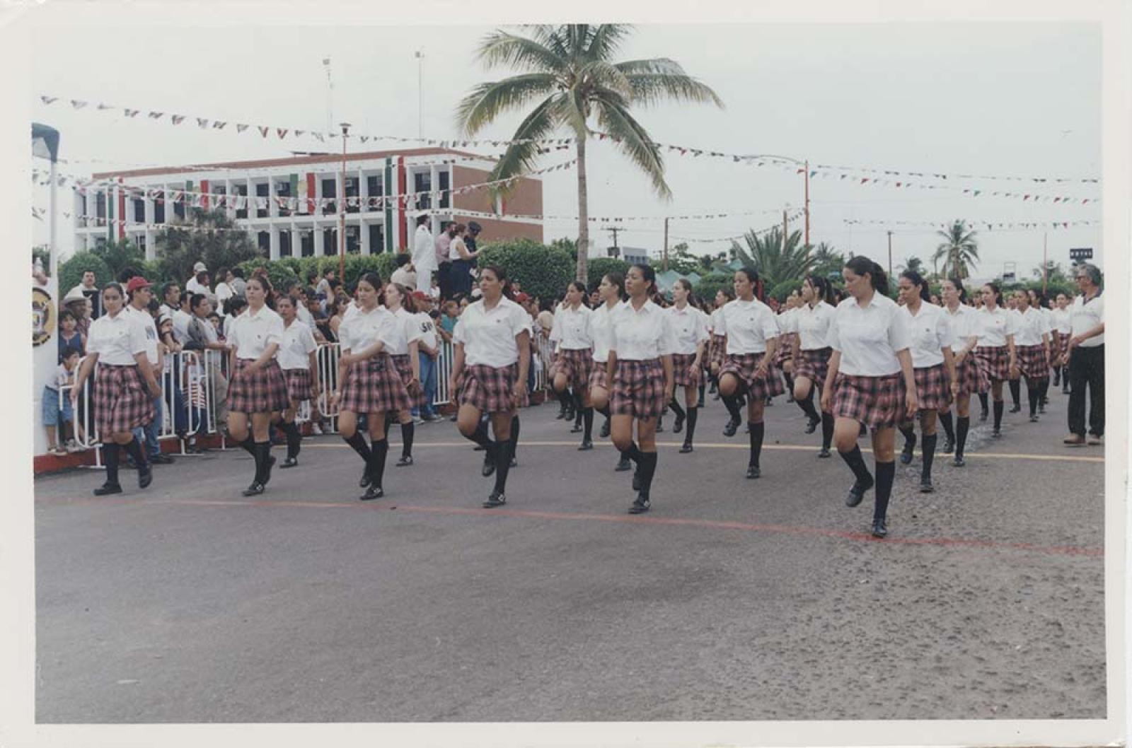 Alumnos de nivel medio superior marchan por la avenida Isabel la Católica.