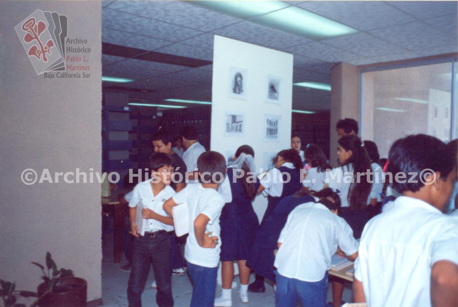 Alumnos de primaria visitando la exposición de Hidalgo, en el Archivo Histórico Pablo L. Martínez.