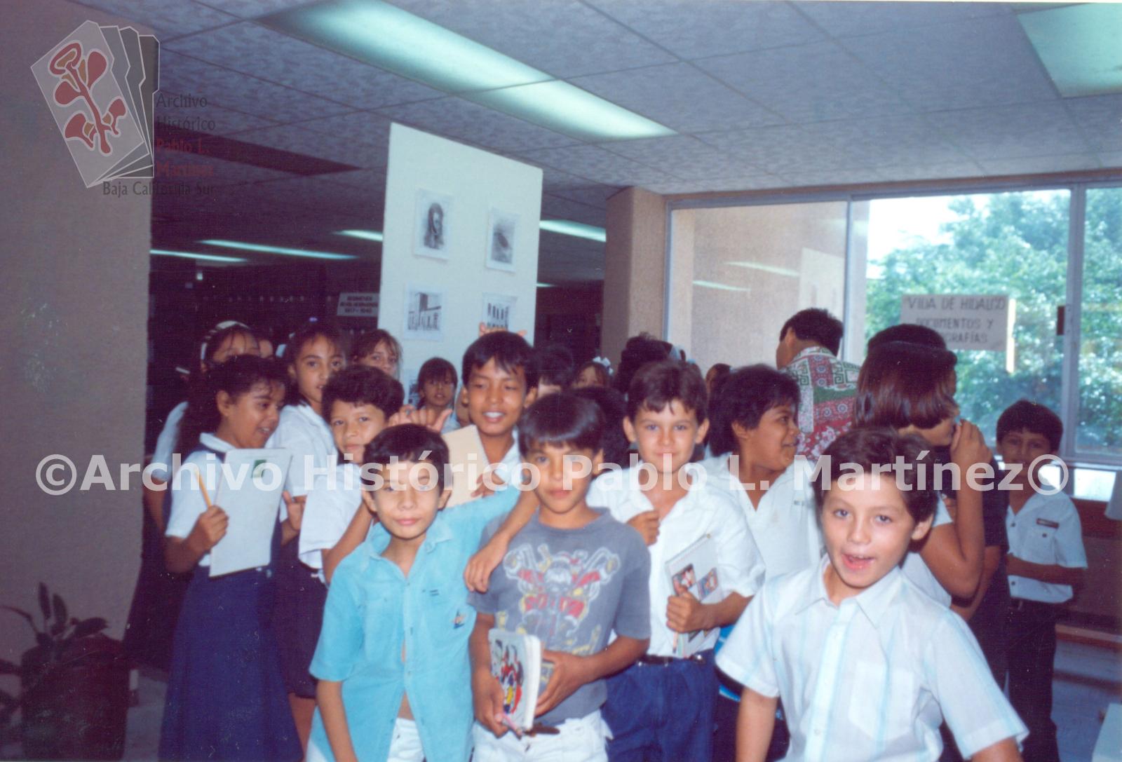 Alumnos de primaria visitando la exposición de Hidalgo, en el Archivo Histórico Pablo L. Martínez.