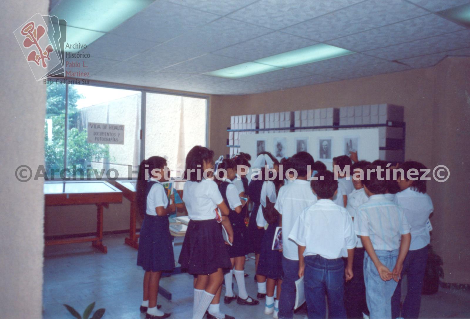 Alumnos de primaria visitando la exposición de Hidalgo, en el Archivo Histórico Pablo L. Martínez.