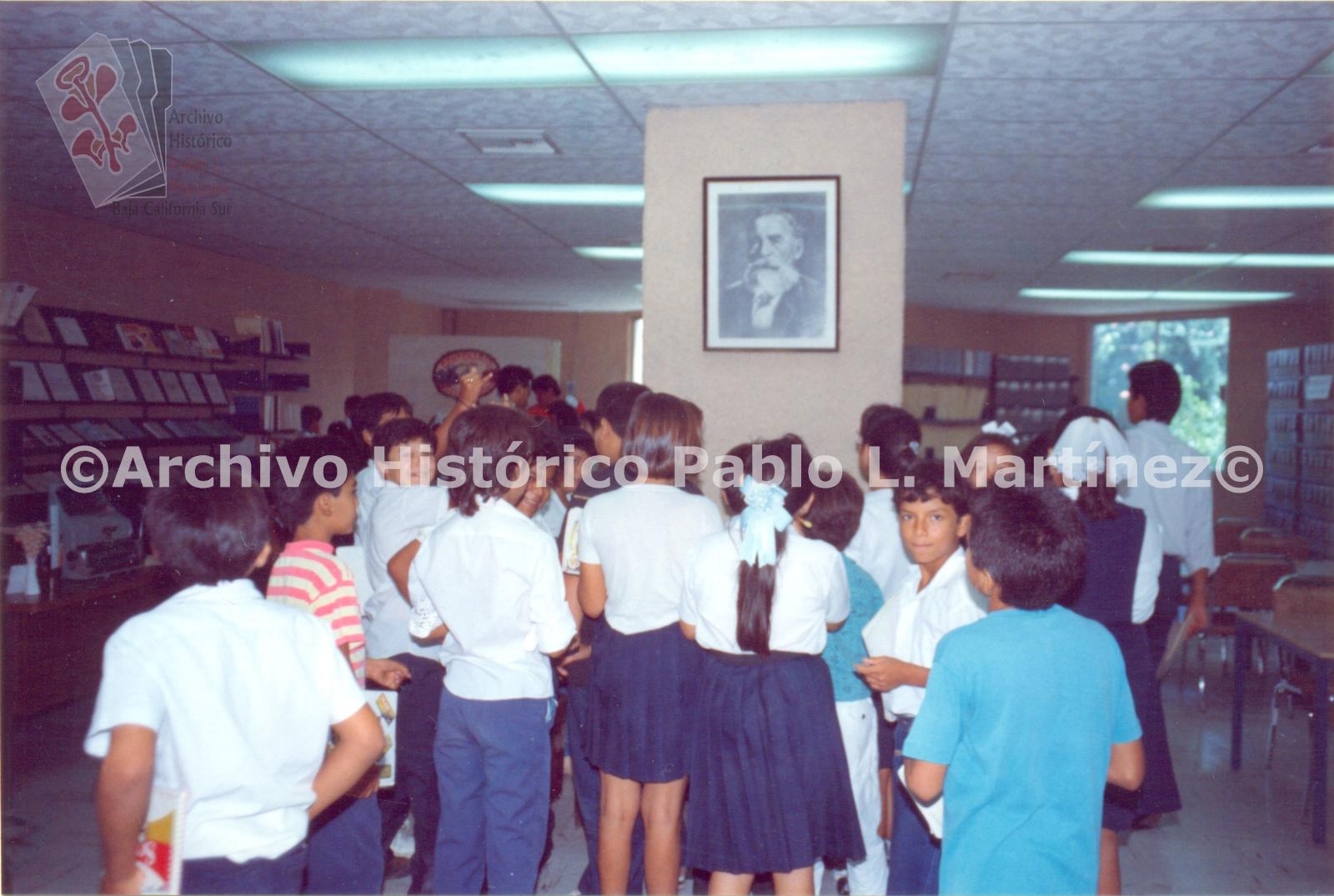 Alumnos de primaria visitando la sección dedicada al historiador Pablo L. Martínez.
