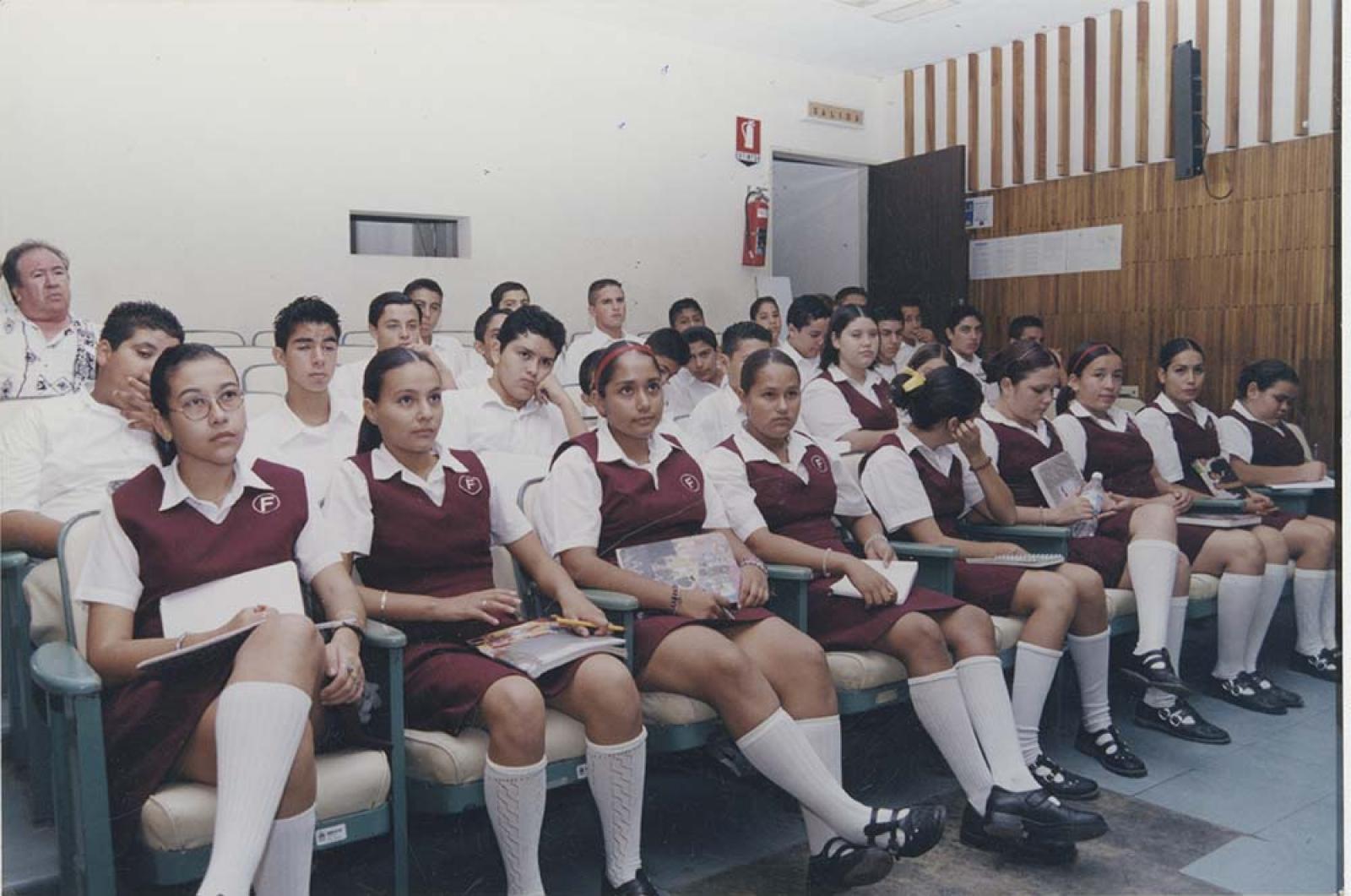 Alumnos de secundaria en sala audiovisual.
