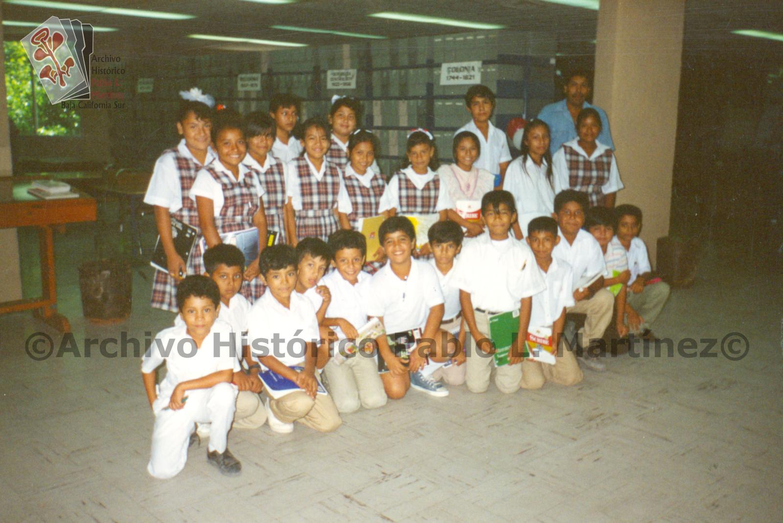 Alumnos del 5° "A" T.M. de la Escuela Primaria Celerino Cano, en visita al Archivo Histórico Pablo L. Martínez.