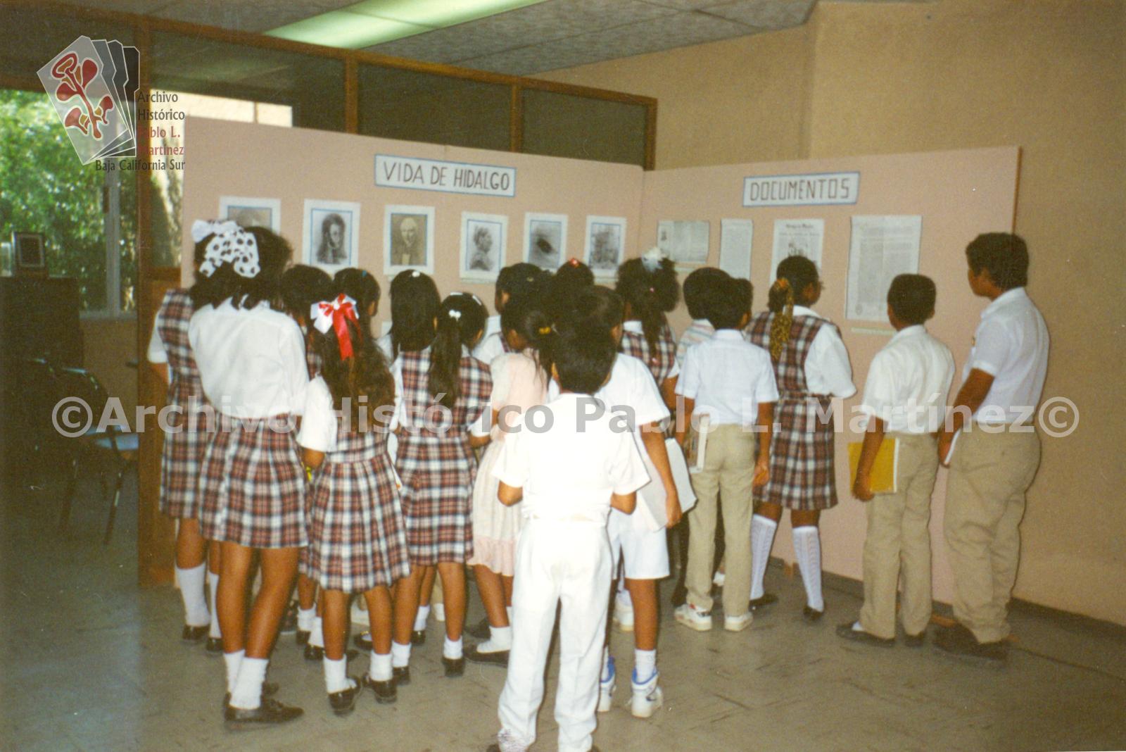 Alumnos del 5° Año "A" de la Escuela Primaria Celerino Cano, T.M., visitando la exposición Hidalgo, Fotografías y Documentos, en el Archivo Histórico Pablo L. Martínez.