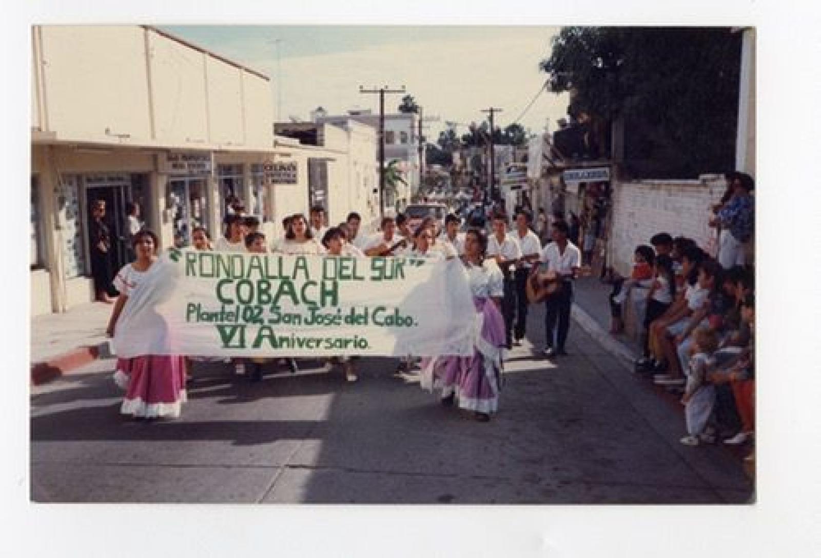 Alumnos del COBACH Plantel 02, San José del Cabo, Baja California Sur, en desfile.