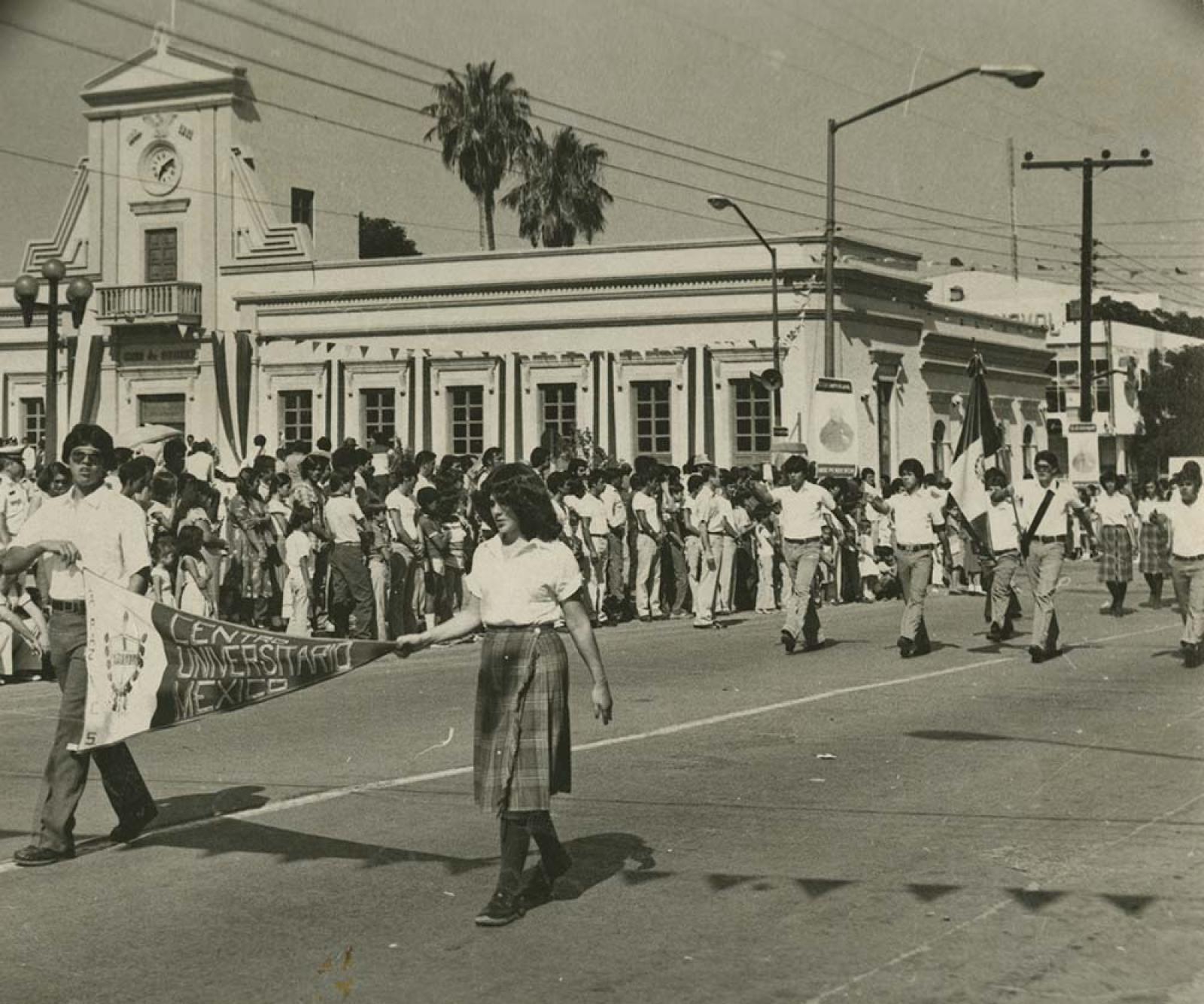 Alumnos en desfile.