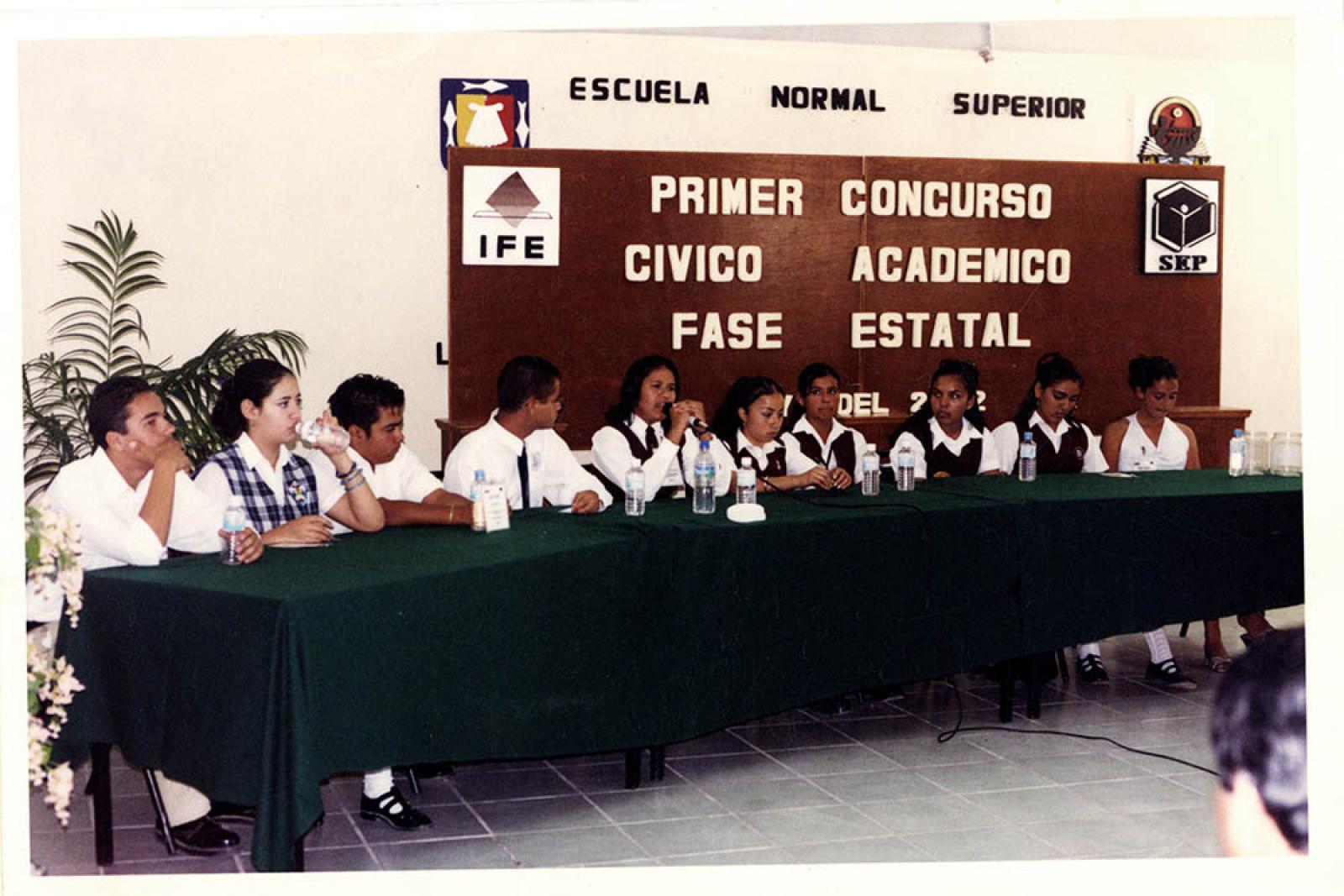 Alumnos en el primer concurso cívico académico fase estatal.