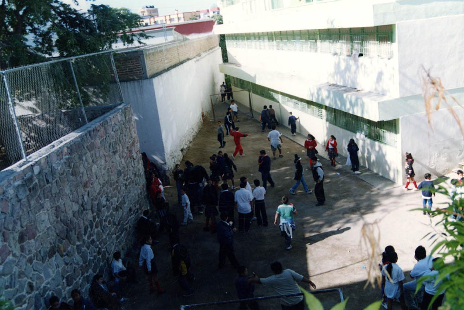 Alumnos en patio de la escuela primaria 18 de Marzo.