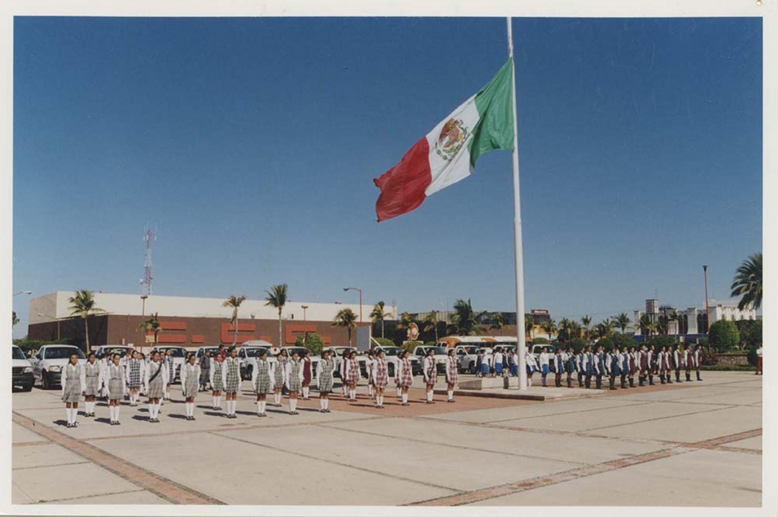Alumnos participan en “concurso estatal de escoltas”, en explanada del Palacio de Gobierno, La Paz.