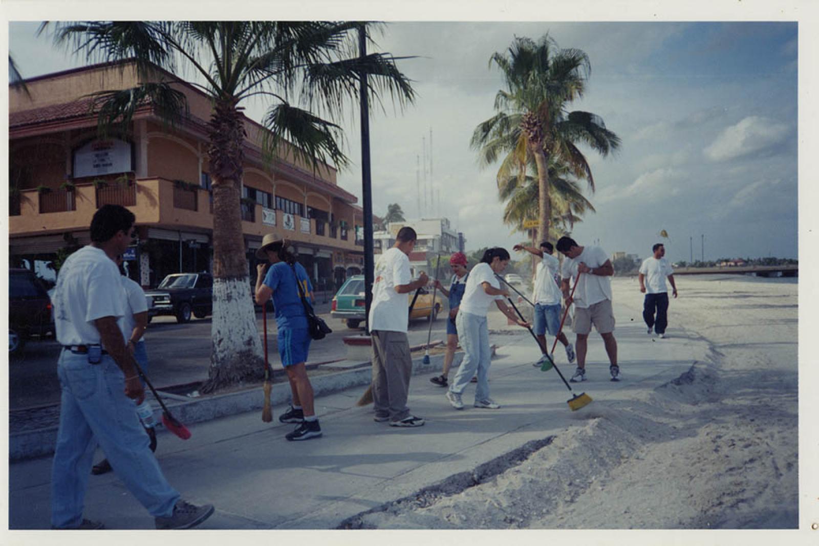 “Alumnos” realizan obras de limpieza en el malecón, frente al hotel Los Arcos.