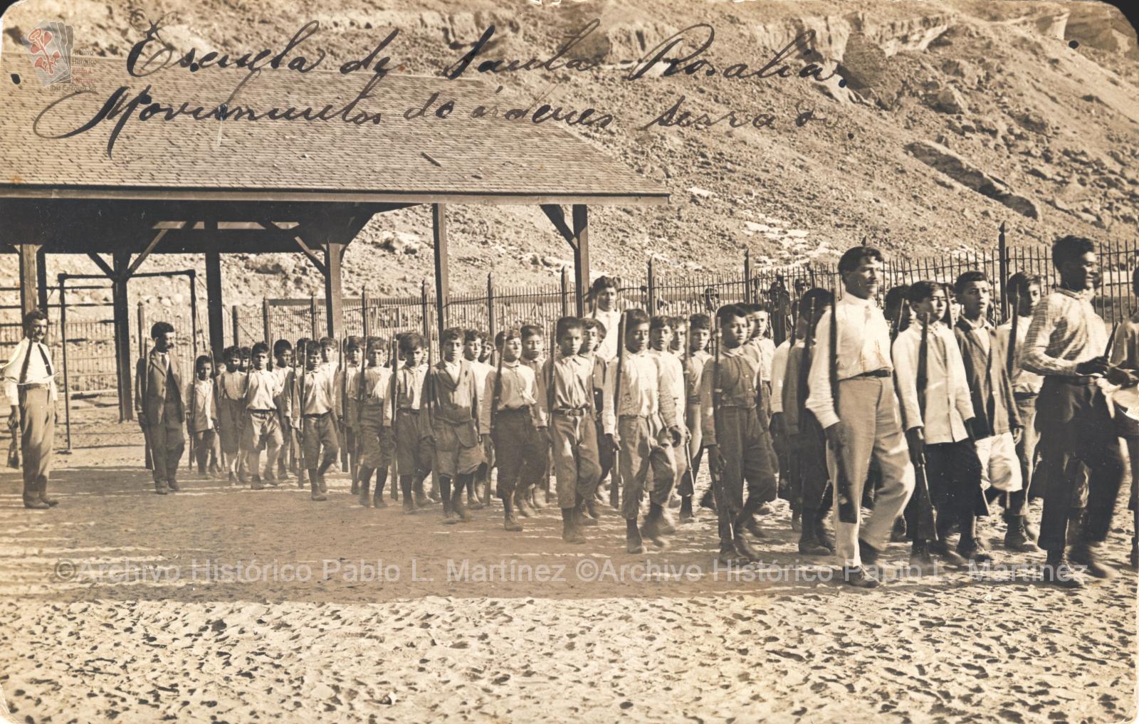 Alumnos realizando ejercicios militares en escuela de Santa Rosalía, Baja California.