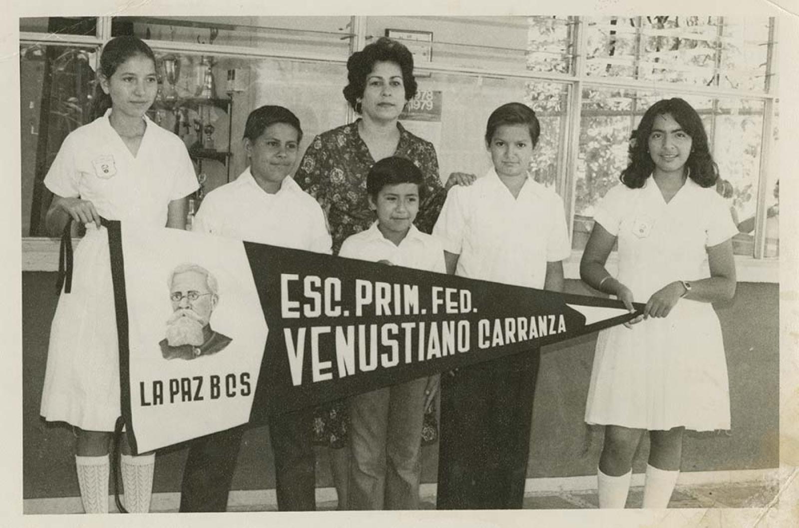 Alumnos y maestra, escuela Venustiano Carranza.